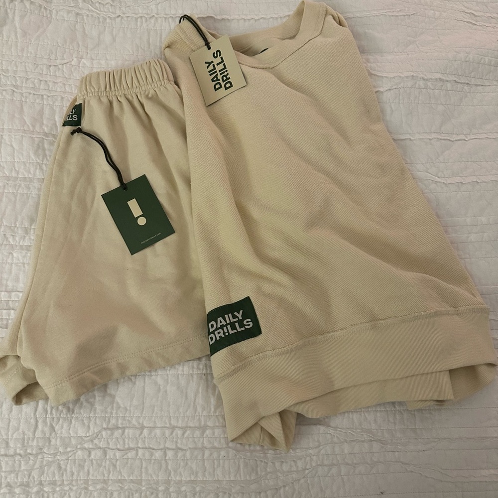 BRAND NEW WITH TAGS DAILY DRILLS SHORT SWEAT SET! ❕❕❕❕💚💚💚✨